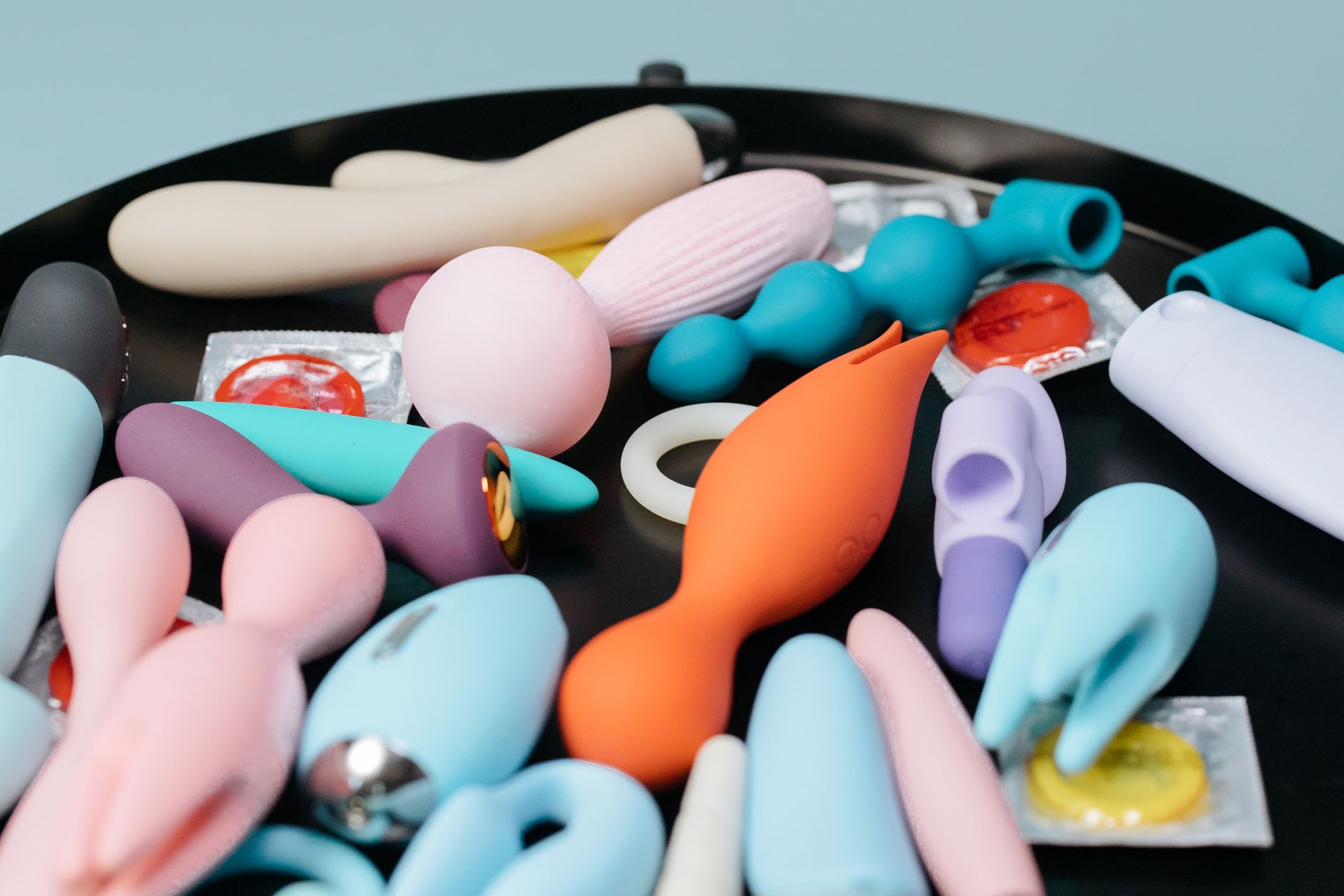 Lebendige Zitrusfrucht-Komposition mit gelbem Vibrator auf gelbem Hintergrund